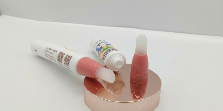 Why is a Φ19 tube with an integrated thin comb the best packaging for brow growth serums in 2026？