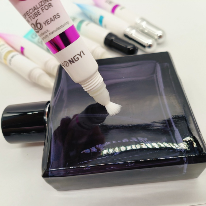 Brush applicator plastic cosmetic tube for eyelash growth serum packaging